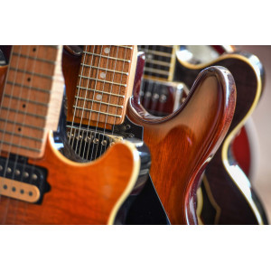 E-Gitarren und E-Bässe E-Gitarren und E-Bässe